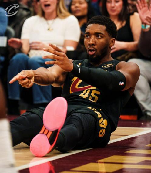 星空体育下载-榜眼单节17分带不动鲍尔15中1，米切尔24+6+8失误，骑士力克黄蜂