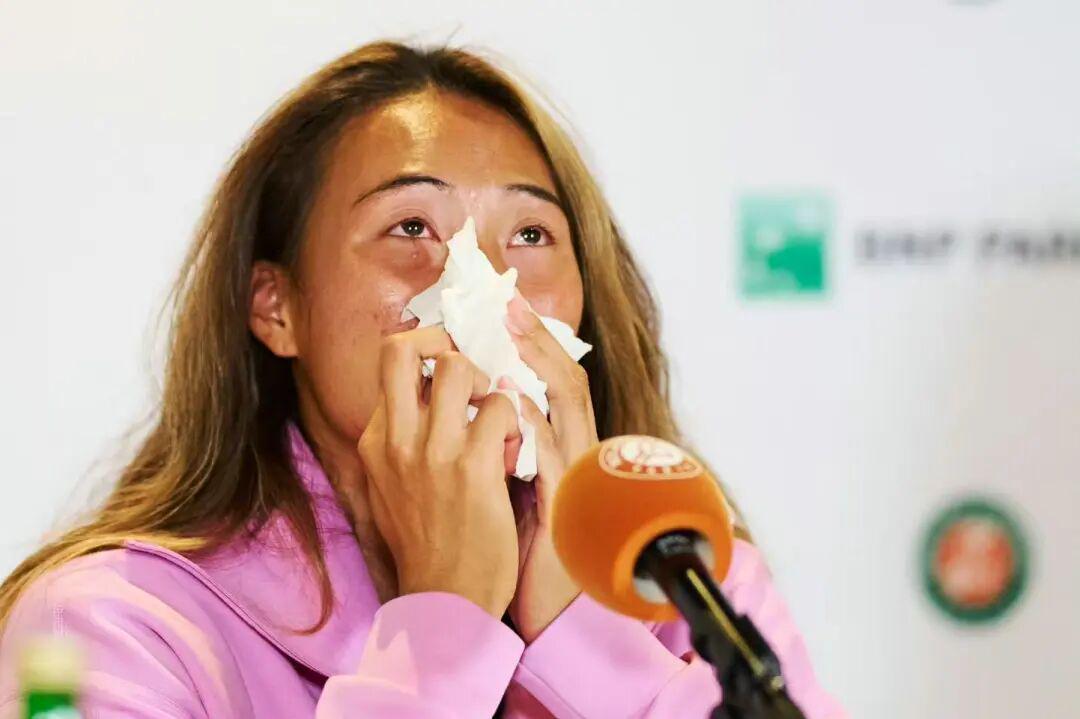 星空体育-一轮游!2026法网女单首轮:郑钦文0比2出局 泪洒发布会